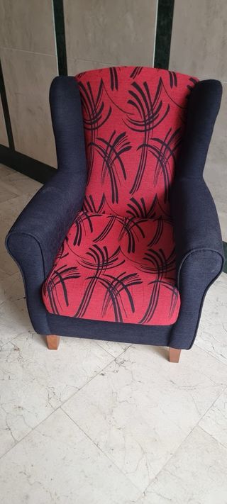 Sillón de tela rojo y negro