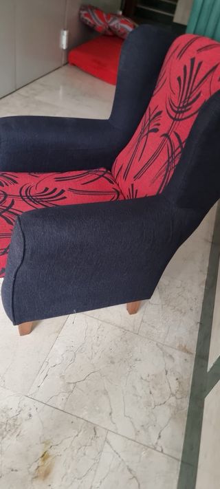 Sillón de tela rojo y negro
