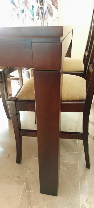 Mesa y 4 sillas de madera