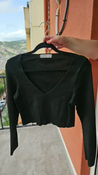 Top Stradivarius negro cuello V ceñido