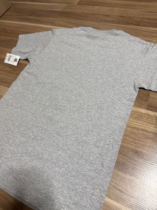 Camiseta DC Shoes gris con estampado