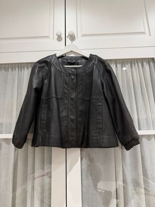 Chaqueta de cuero gris, en muy buen estado