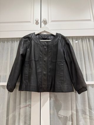 Chaqueta de cuero gris, en muy buen estado
