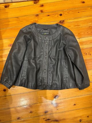 Chaqueta de cuero gris, en muy buen estado
