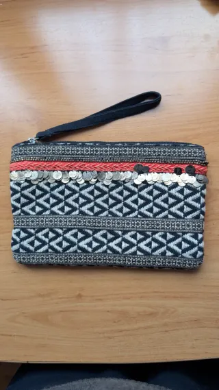 Bolso de mano con flecos y lentejuelas