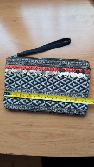 Bolso de mano con flecos y lentejuelas