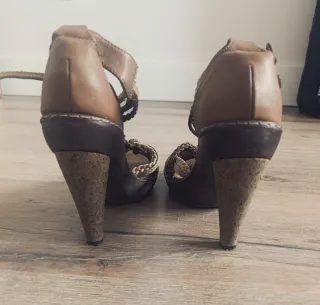 Sandalias tacón piel marrón trenzadas. Drastik