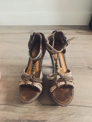 Sandalias tacón piel marrón trenzadas. Drastik