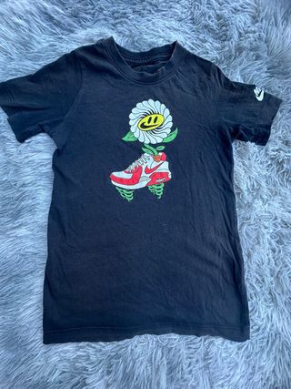 Camiseta Nike con estampado de flor y zapatilla