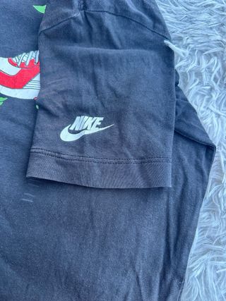 Camiseta Nike con estampado de flor y zapatilla