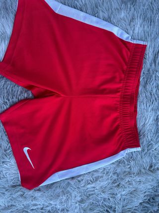 Camiseta Nike con estampado de flor y zapatilla