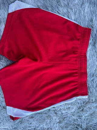 Camiseta Nike con estampado de flor y zapatilla