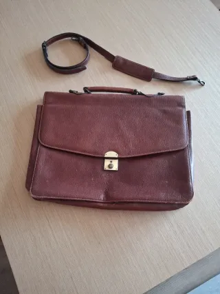 Maletín de cuero marrón con correa