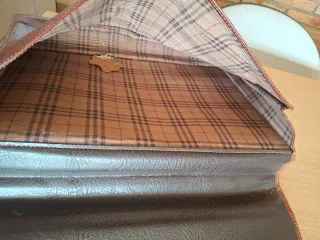 Maletín de cuero marrón con correa