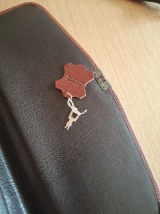 Maletín de cuero marrón con correa