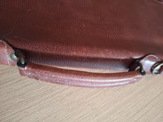 Maletín de cuero marrón con correa