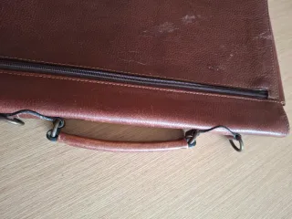 Maletín de cuero marrón con correa