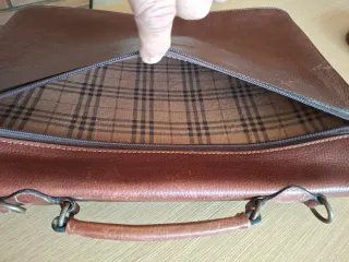 Maletín de cuero marrón con correa