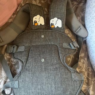 Arnés de bebé gris con elefantes