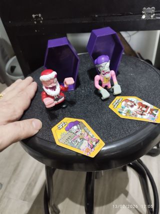 Figuras World of Zombies con ataúdes