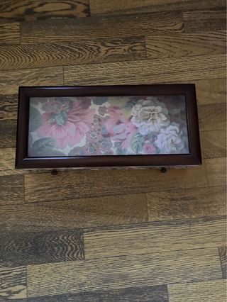 Scatola portagioie in legno con decoro floreale