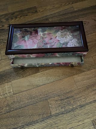 Scatola portagioie in legno con decoro floreale