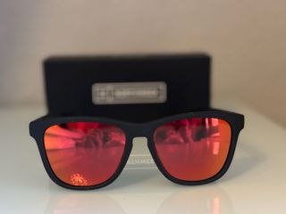 Gafas de sol negras con lentes rojas