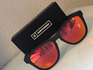 Gafas de sol negras con lentes rojas