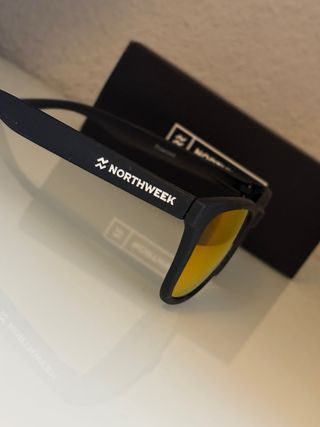 Gafas de sol negras con lentes rojas