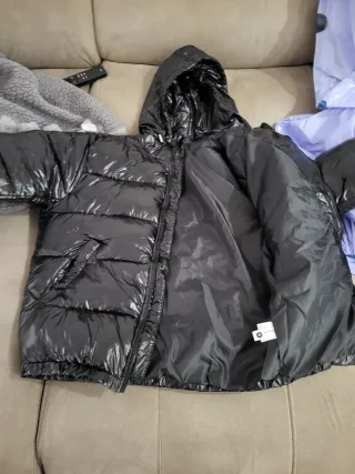 Plumífero negro con capucha