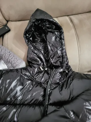 Plumífero negro con capucha