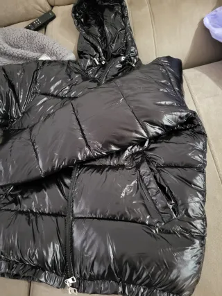 Plumífero negro con capucha