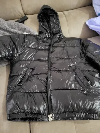 Plumífero negro con capucha