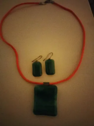 Conjunto colgante y pendientes verde