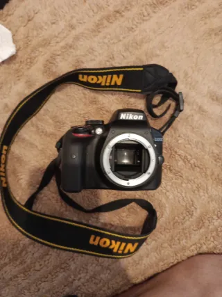 Cámara Nikon D3300 Negra con cargador y sus 2