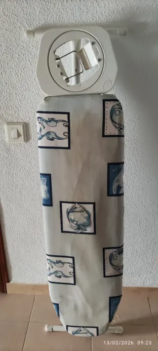 Mesa de planchar con soporte para plancha