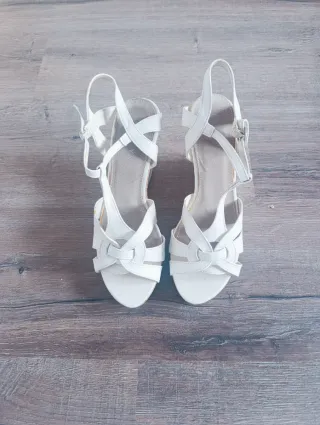 Sandalias blancas tacón tiras