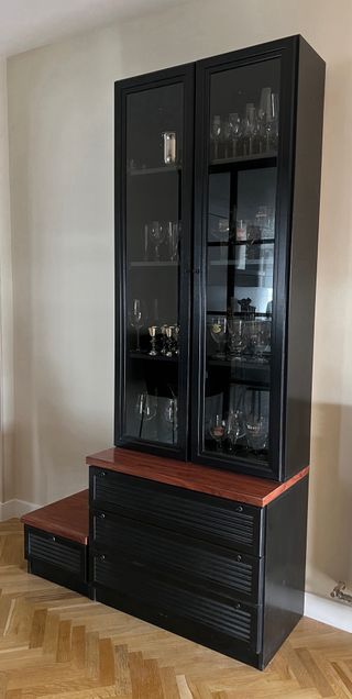 Mueble de salón modular negro y madera