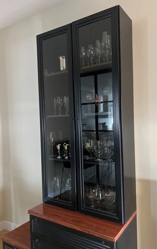 Mueble de salón modular negro y madera