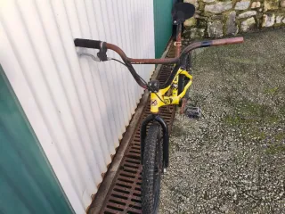 Bicicleta BMX Amarilla