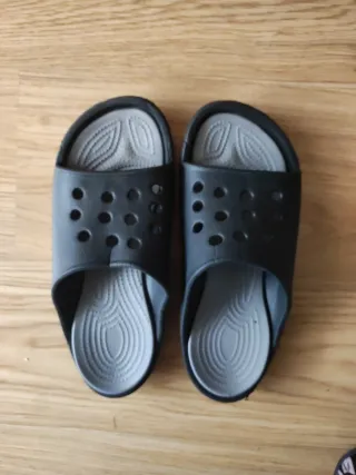 Chanclas de piscina negras y grises