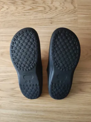 Chanclas de piscina negras y grises