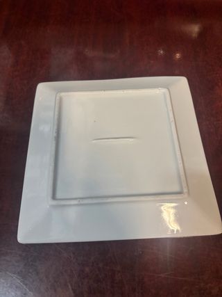 Plato cuadrado de loza blanco