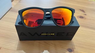 Gafas de sol Hawkers negras y naranjas