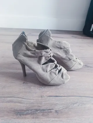 Sandalias tacón trenzadas beige/gris