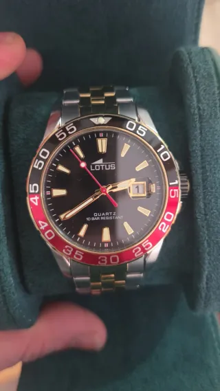 Reloj Lotus Negro y Dorado