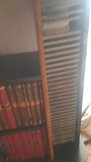 Librería vintage con cintas y libros