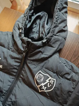 Abrigo oficial Rayo Vallecano Kelme negro