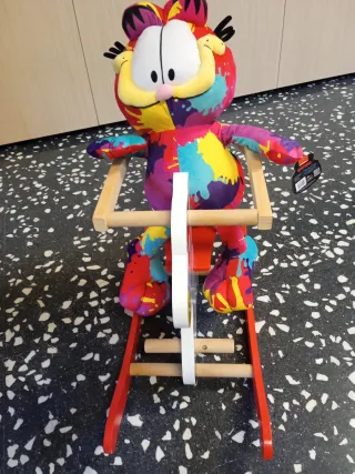 Caballo balancín infantil y peluche nuevo