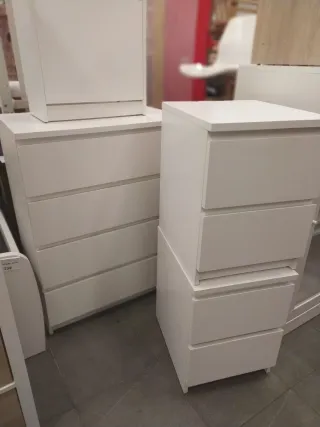 Cómoda y 2 mesitas de noche blancas